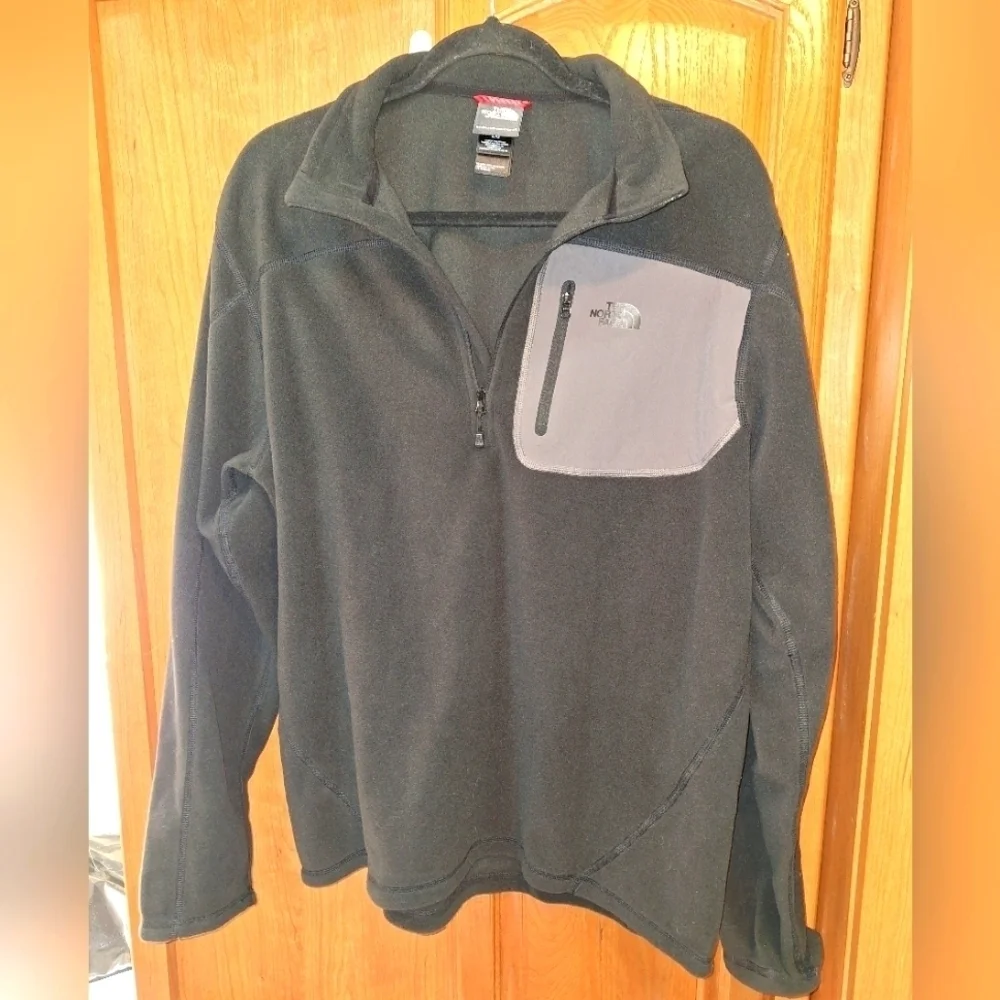 The North Face Fleece 1/4 zip black pullover sweater in a men's large. EUC